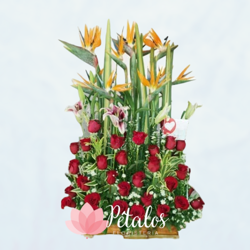 arreglo en 45 rosas rojas, con decoracion en aves del paraiso