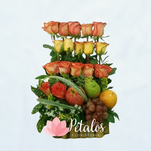 Arreglo Floral con Rosas y frutas frescas
